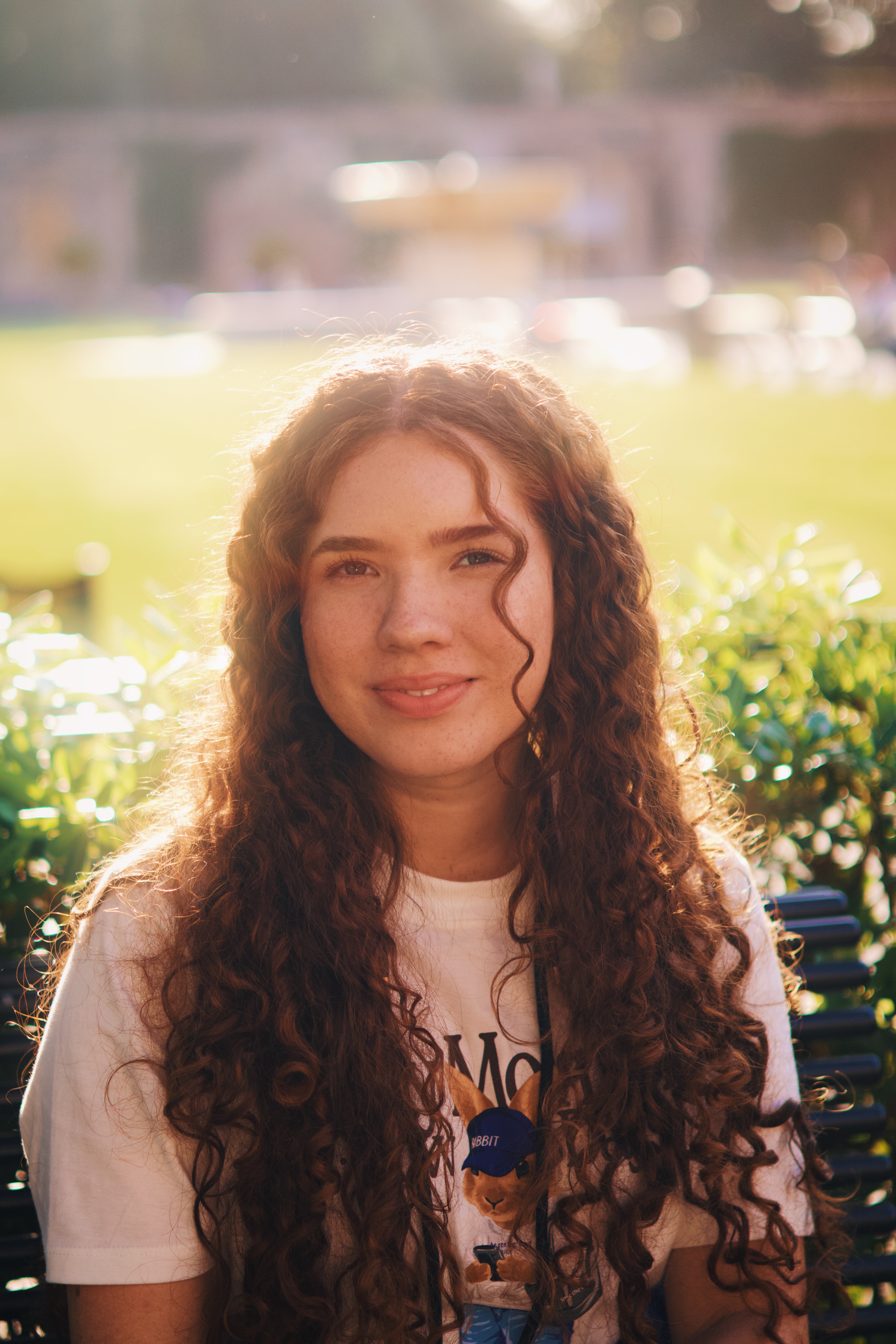 Retrato de Beatriz em meio à luz suave do fim da tarde