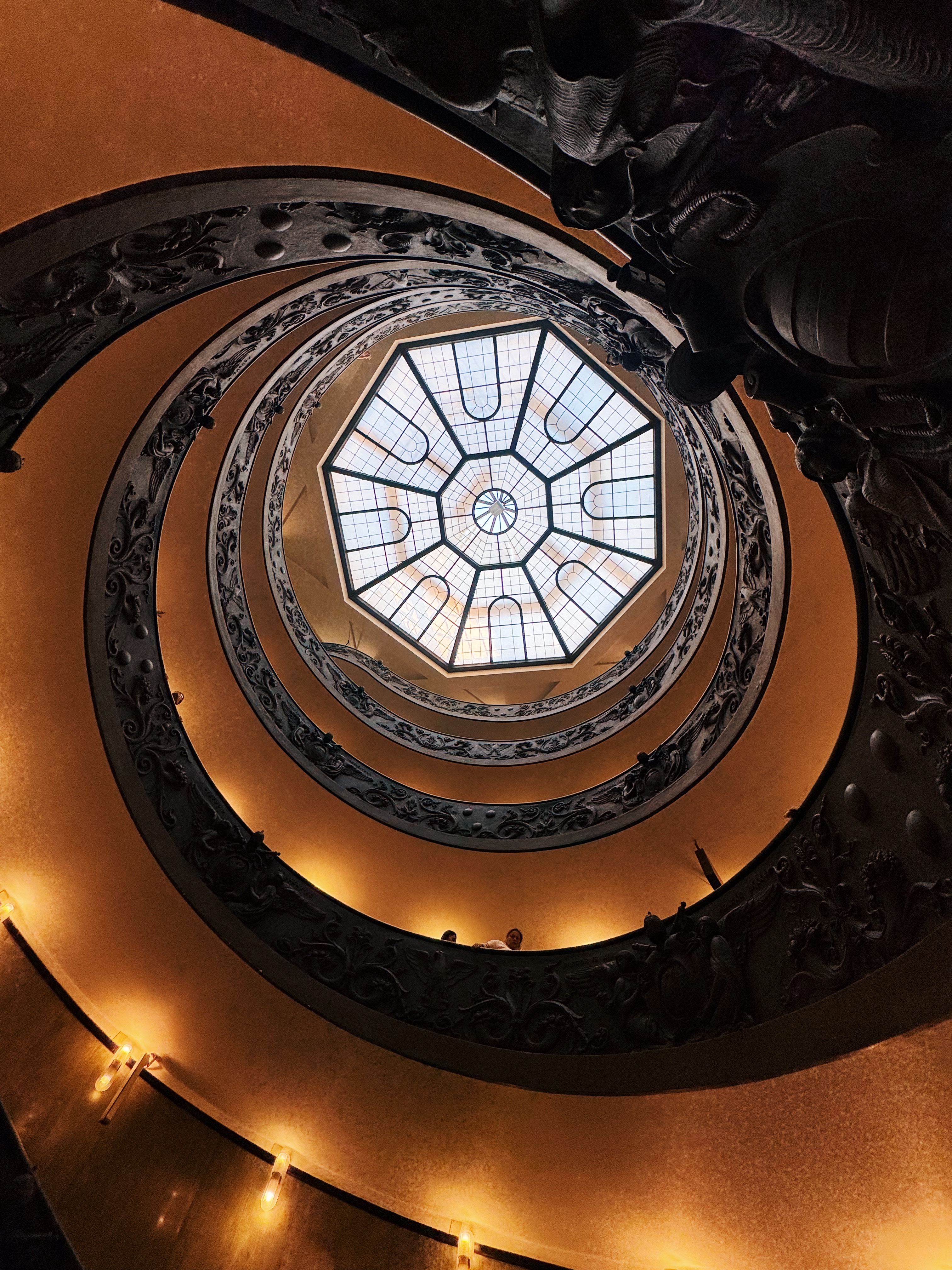 Vitral circular fotografado em perspectiva no interior de um edifício