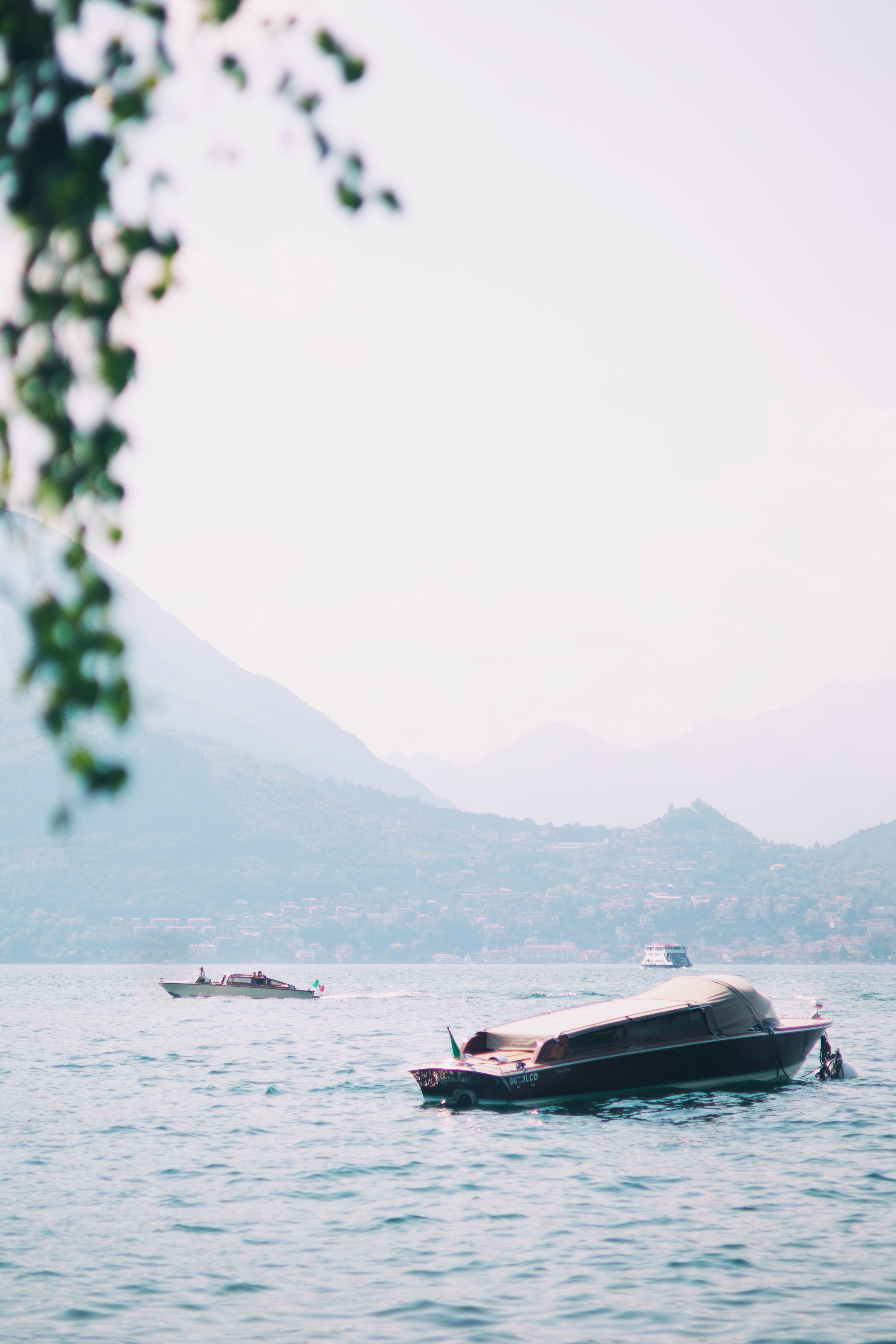 Barco navegando pelas águas claras do Lago di Como