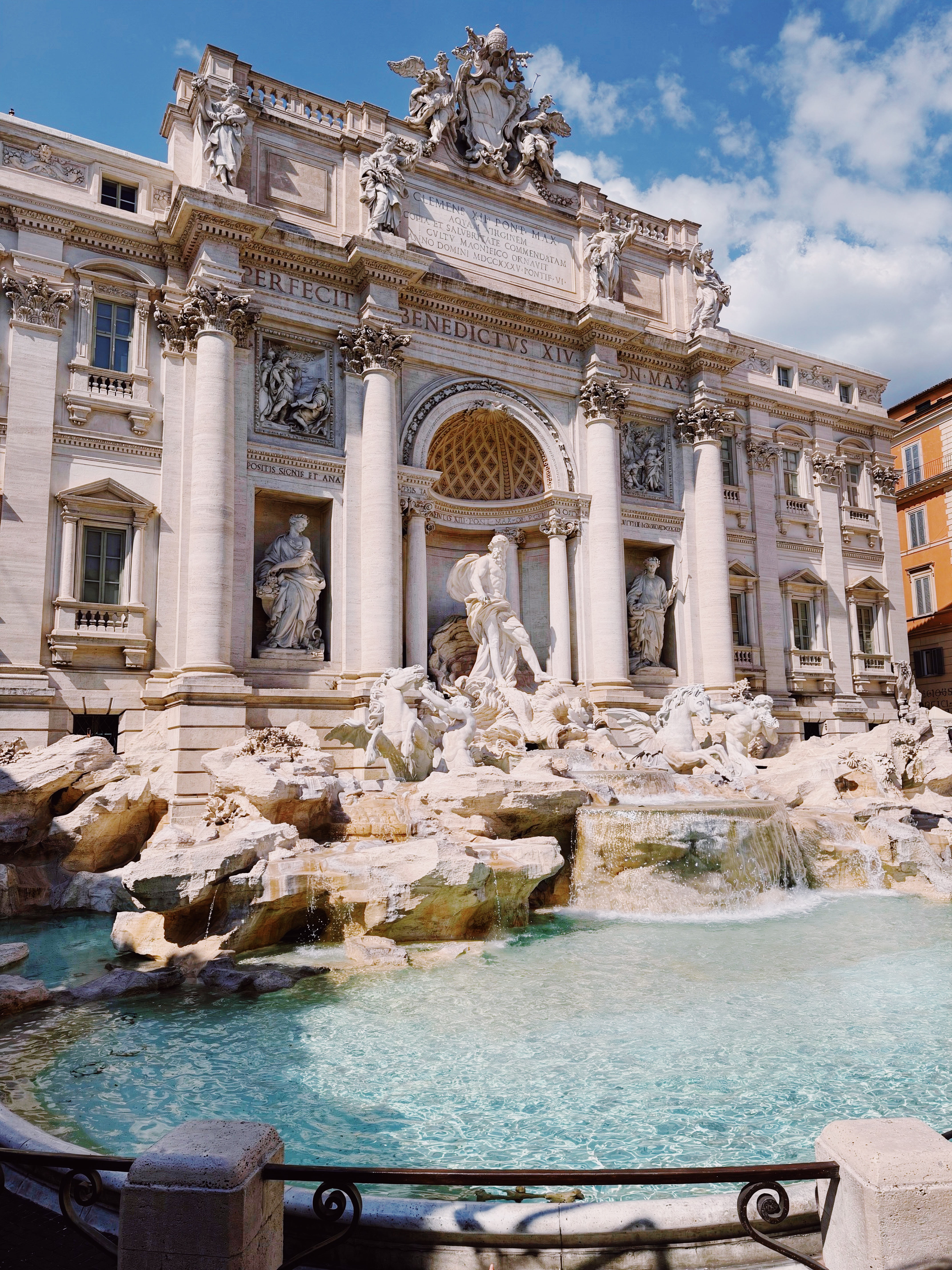 Fontana di Trevi sob o céu azul de Roma