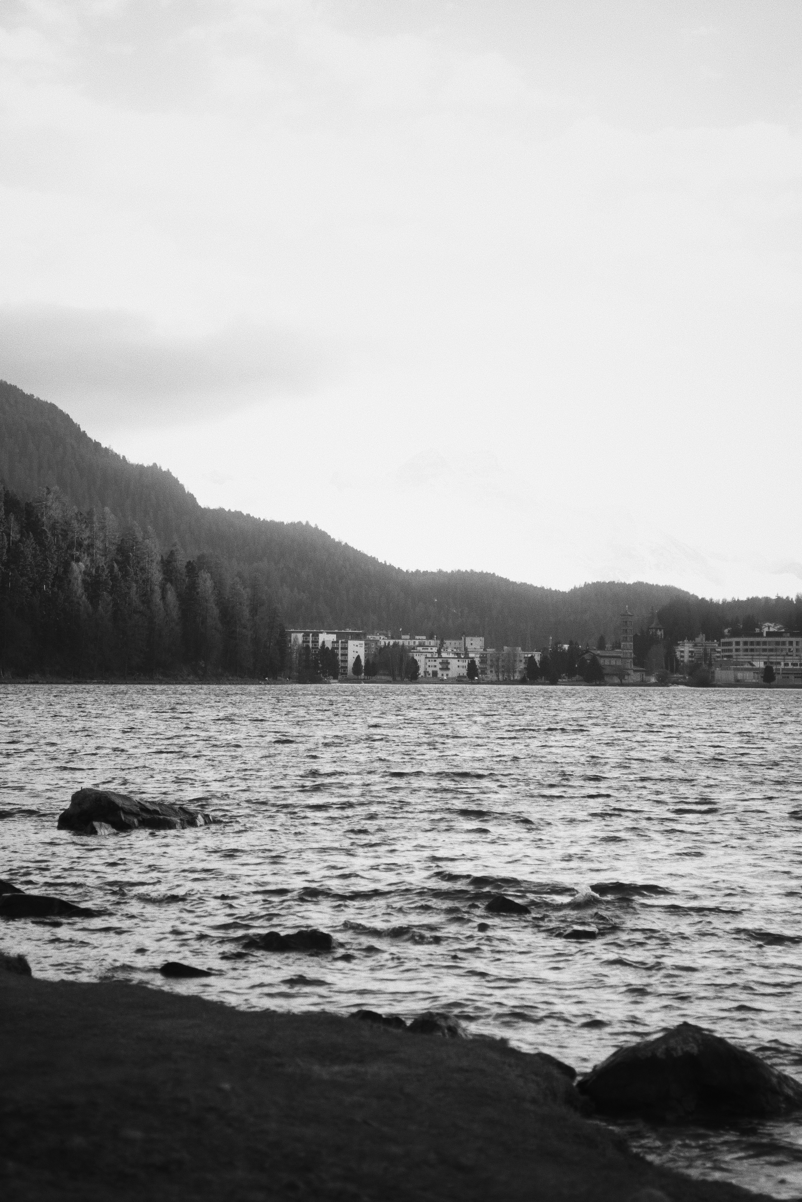 Lago e montanhas de St. Moritz em fotografia preto e branco