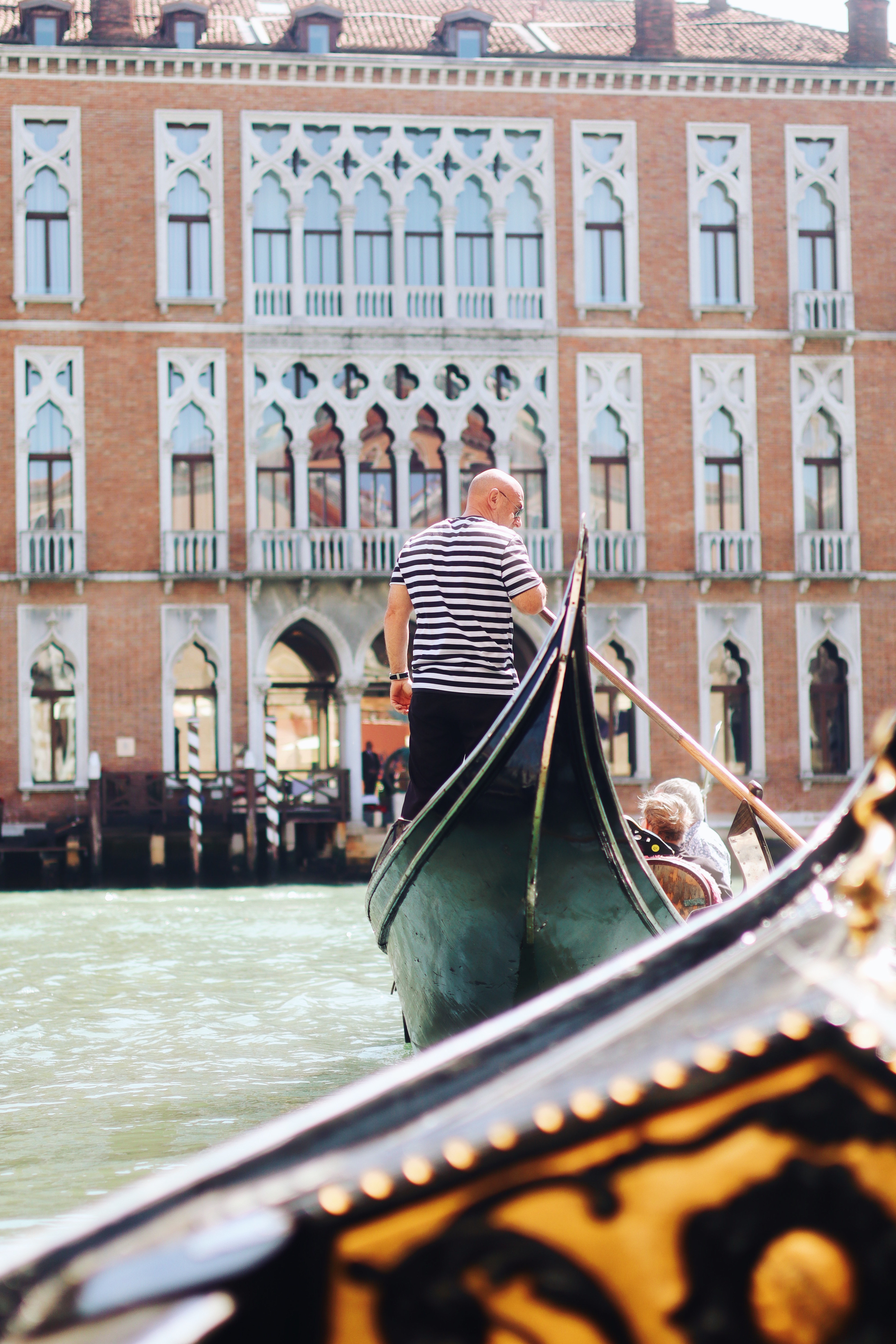 Gôndolas em um canal de Veneza com edifícios coloridos